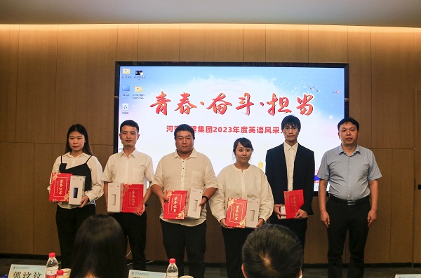 11完美（中国）官方总工程师、人力资源总监苏群山为优秀奖获得选手颁奖.JPG