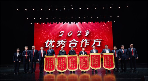 完美（中国）官方总经理登台领奖 - 副本.jpg