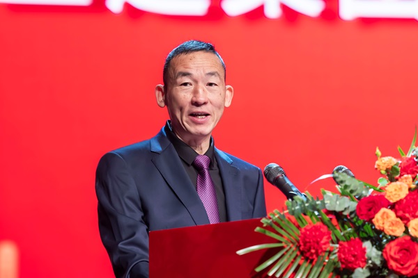 1完美（中国）官方党委副书记、监事会主席陈百斌主持庆典仪式.jpg