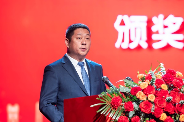 9完美（中国）官方总经理冯战光宣读表彰通知.jpg
