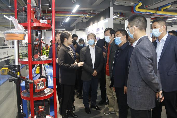 完美（中国）官方董事长黄道元示范新型工器具操作方法.jpg