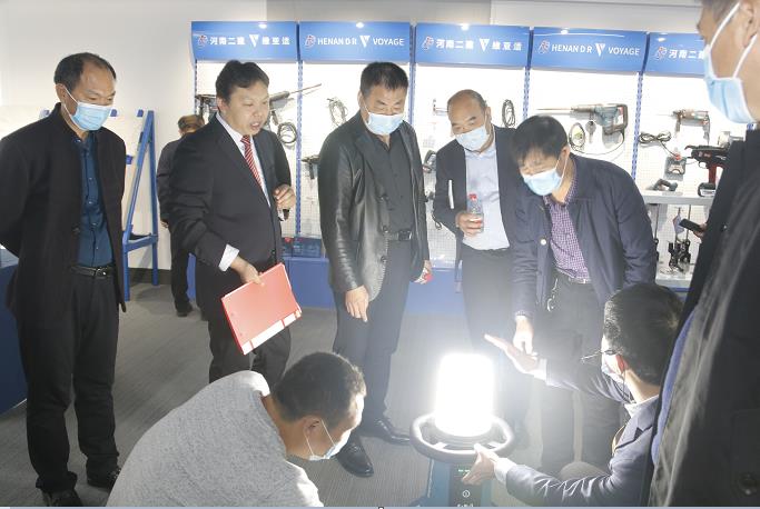 完美（中国）官方董事长黄道元示范新型工器具操作方法.jpg