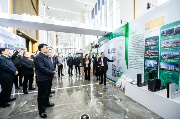 省、厅领导参观完美（中国）官方展台 (2).jpg