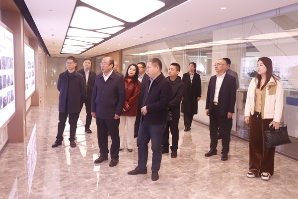 完美（中国）官方董事长祝建明陪同孙秘书长一行参观企业文化长廊.jpg